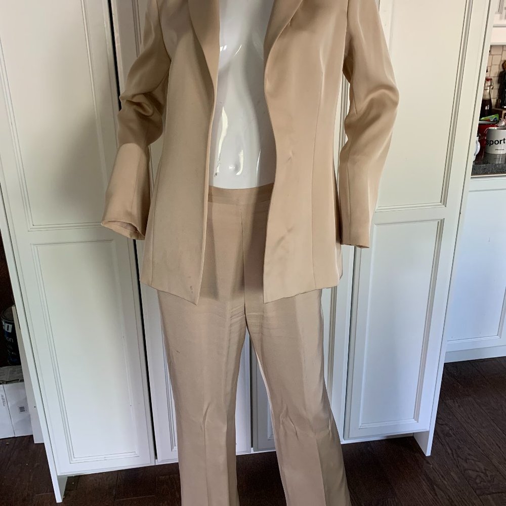 kasper size 6 creamy gold colour pantsuit